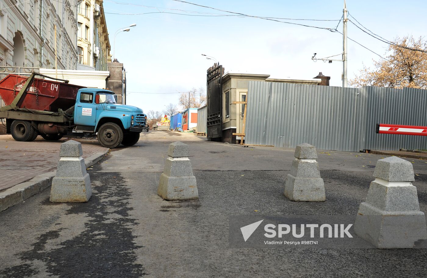 Fencing installed around Staraya Square in downtown Moscow