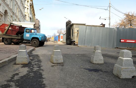 Fencing installed around Staraya Square in downtown Moscow