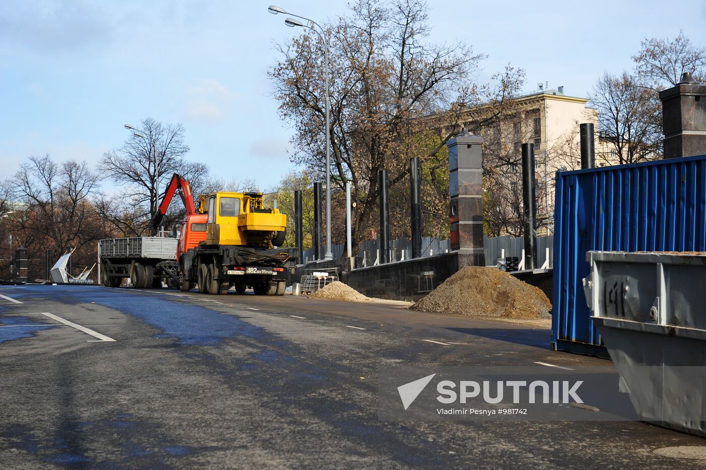 Fencing installed around Staraya Square in downtown Moscow