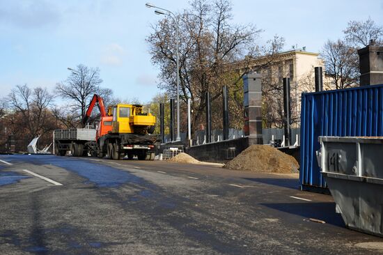 Fencing installed around Staraya Square in downtown Moscow