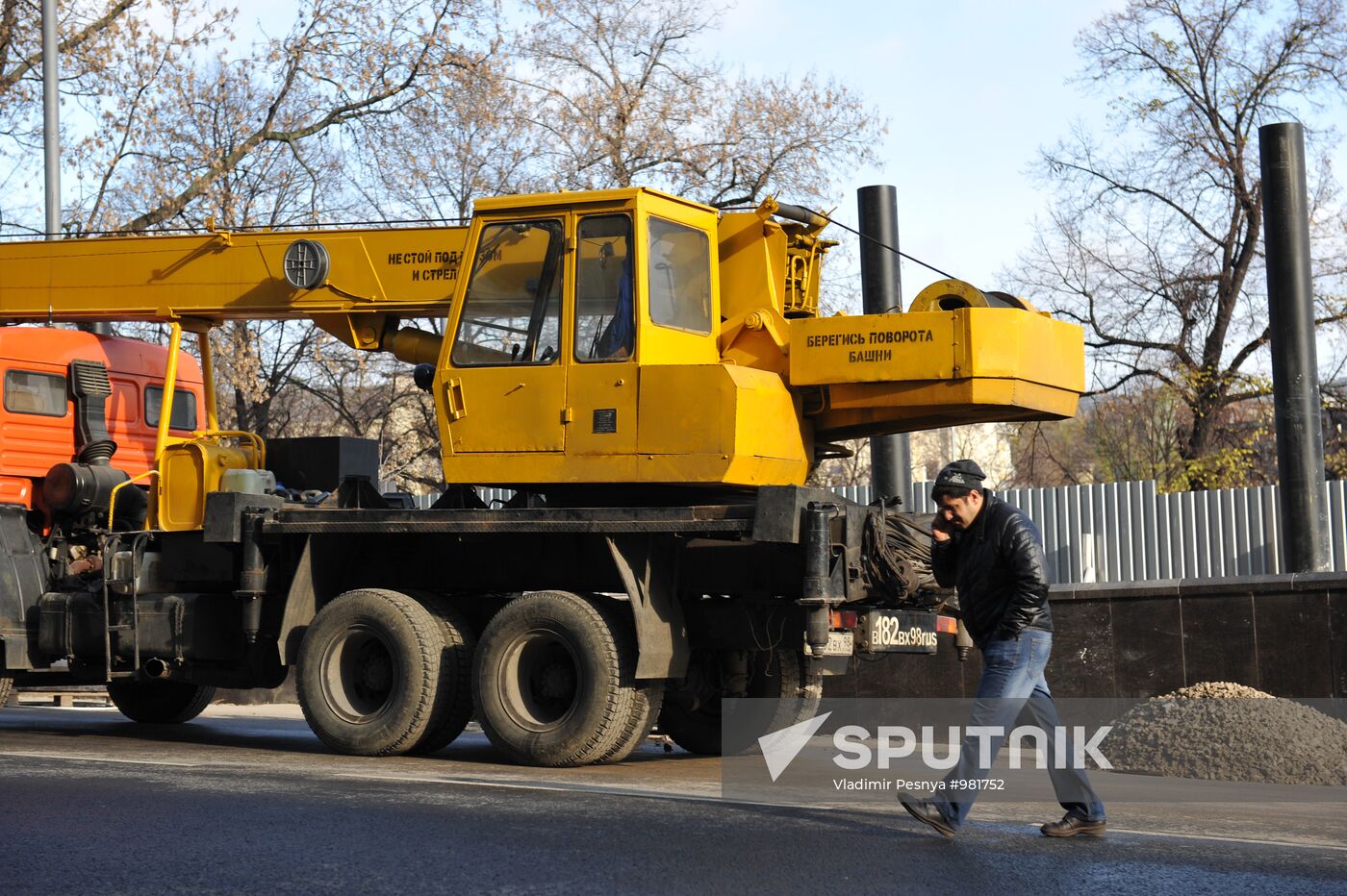 Fencing installed around Staraya Square in downtown Moscow