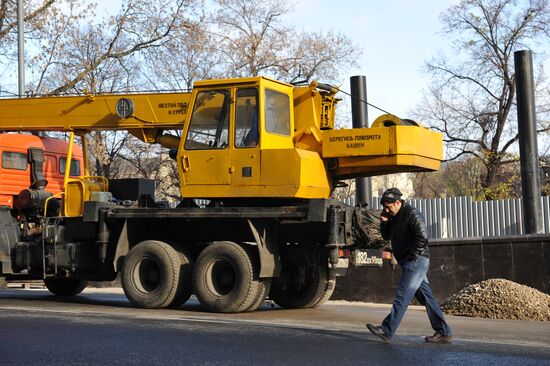 Fencing installed around Staraya Square in downtown Moscow