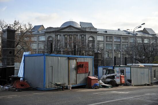 Fencing installed around Staraya Square in downtown Moscow