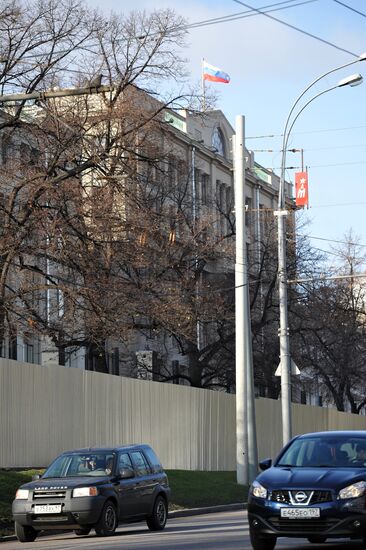 Fencing installed around Staraya Square in downtown Moscow