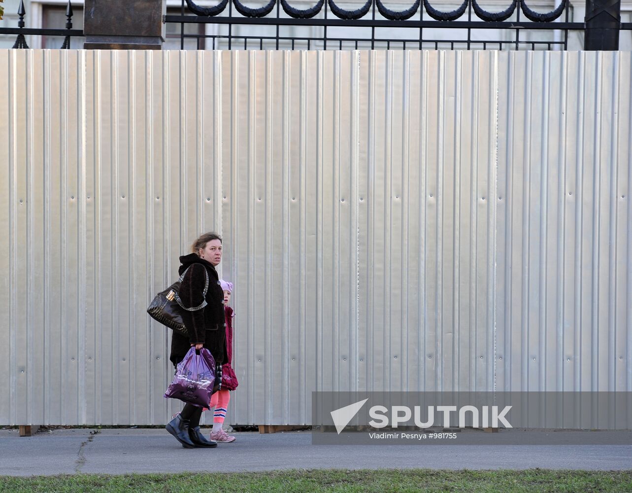Fencing installed around Staraya Square in downtown Moscow