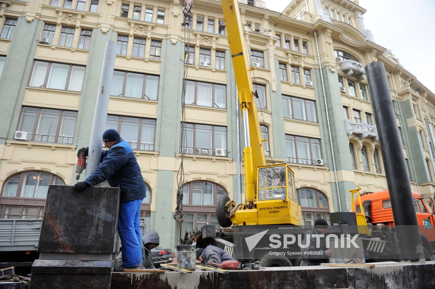 Fence installed around old town square in central Moscow