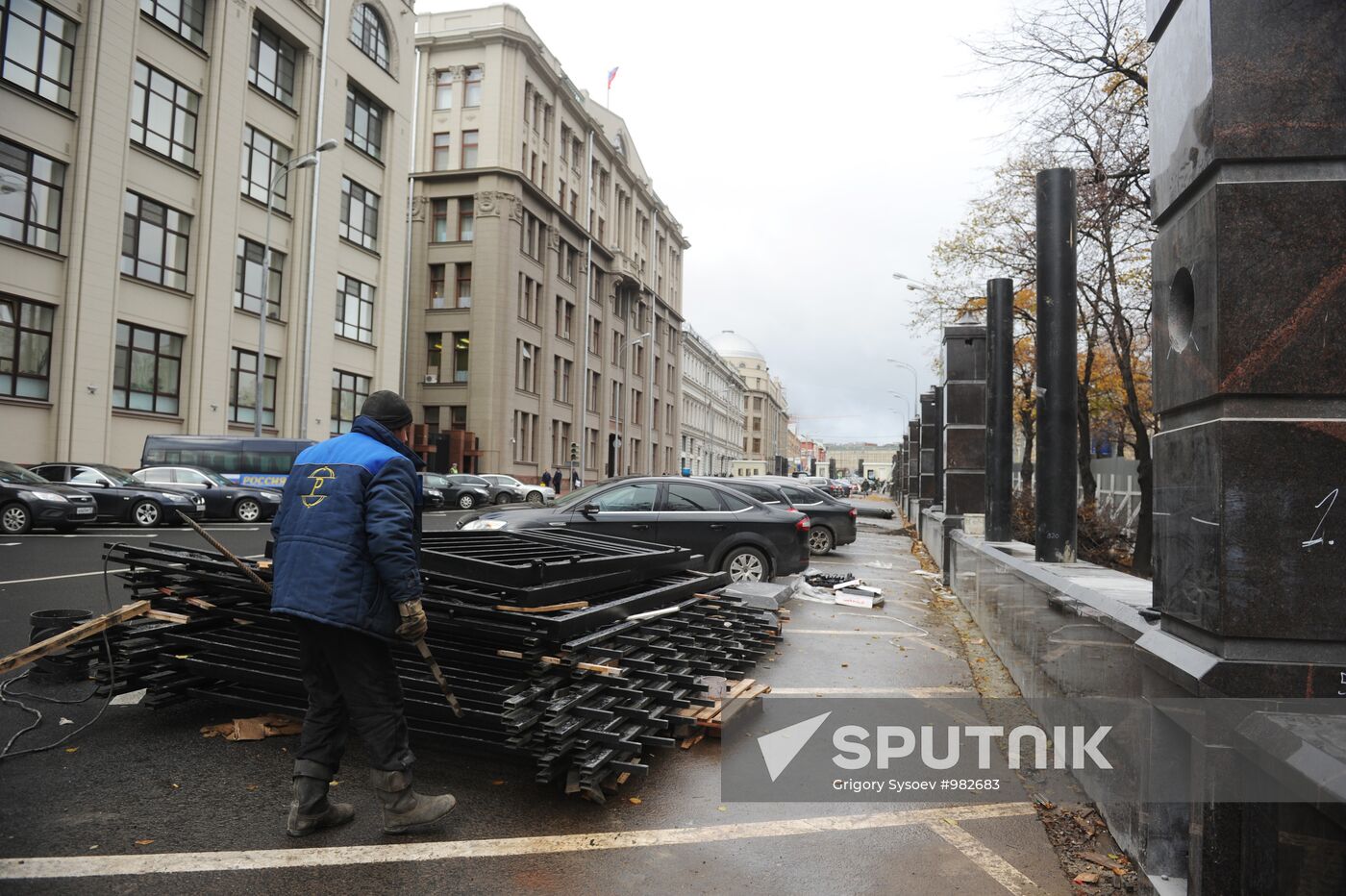 Fence installed around old town square in central Moscow