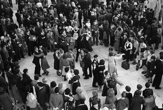 Dancing during break in session of 18th Congress of VLKSM