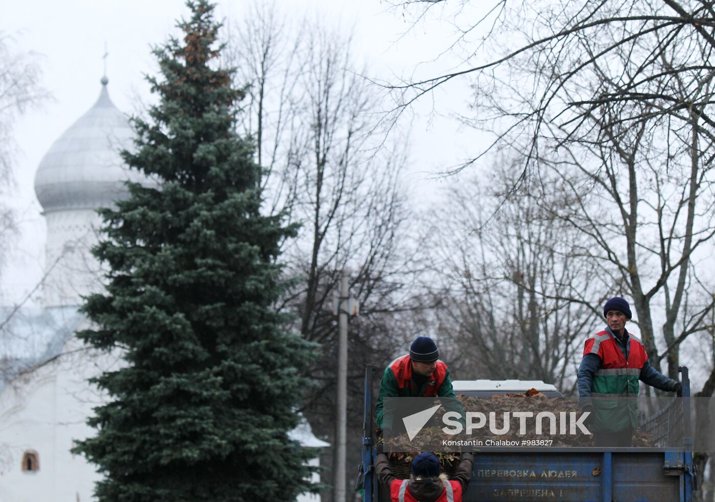 Cleaning up fallen leaves in Veliky Novgorod