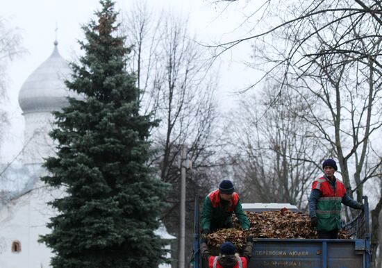 Cleaning up fallen leaves in Veliky Novgorod