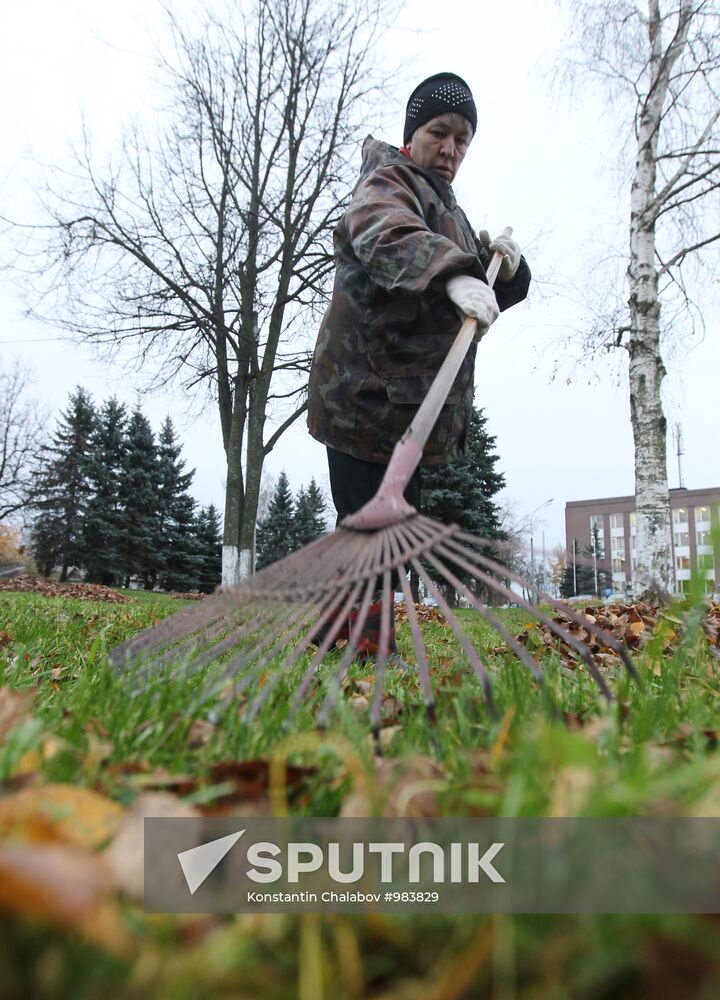 Cleaning up fallen leaves in Veliky Novgorod