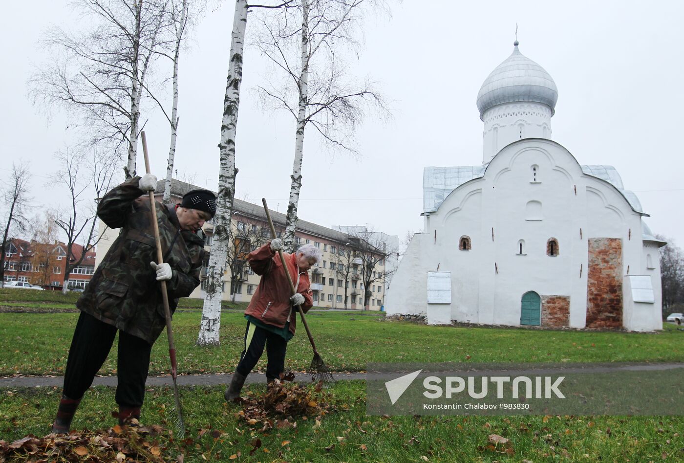 Cleaning up fallen leaves in Veliky Novgorod