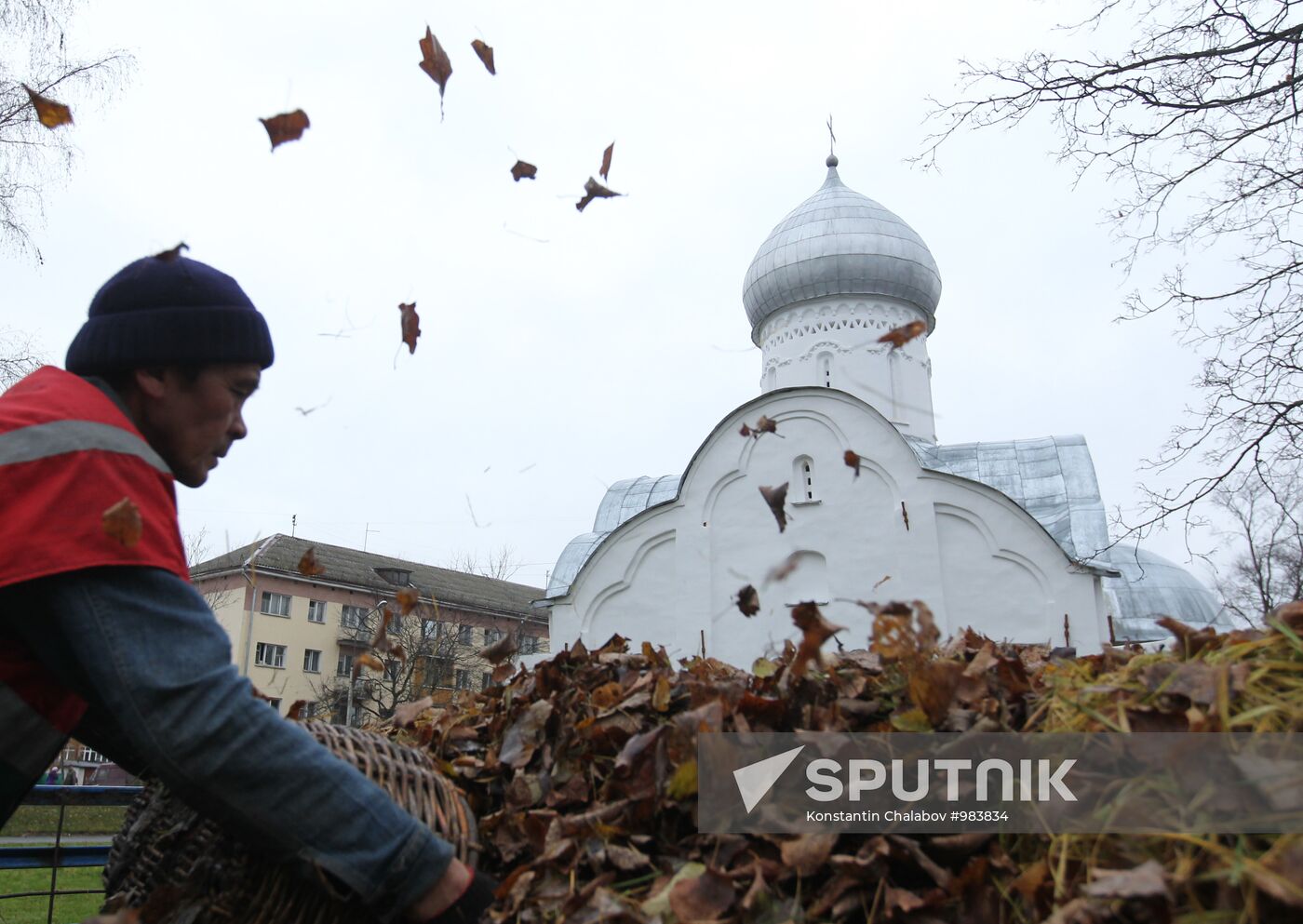 Cleaning up fallen leaves in Veliky Novgorod