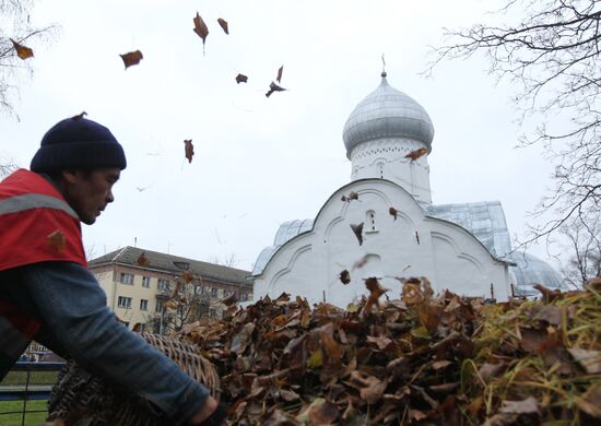 Cleaning up fallen leaves in Veliky Novgorod