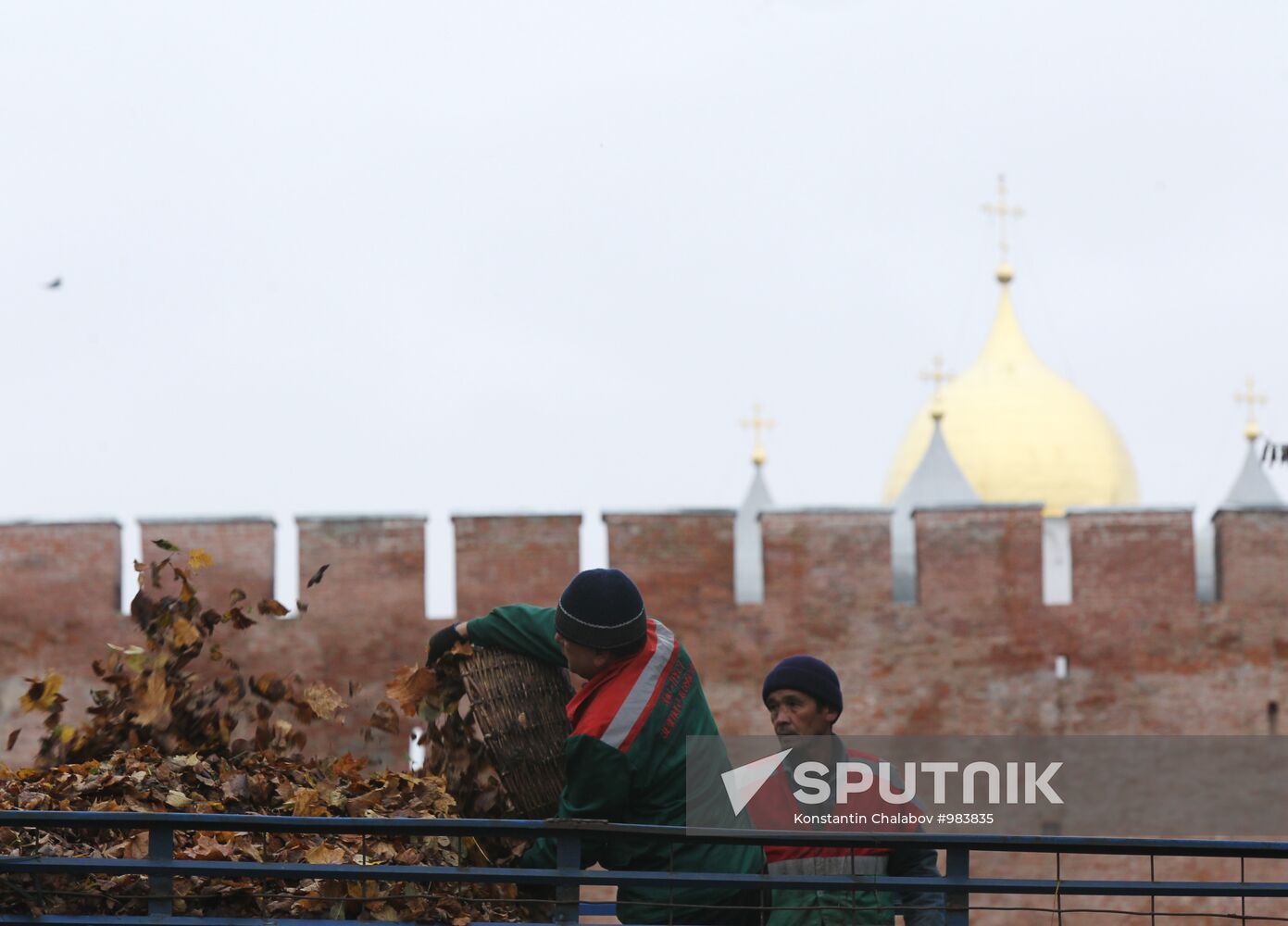 Cleaning up fallen leaves in Veliky Novgorod