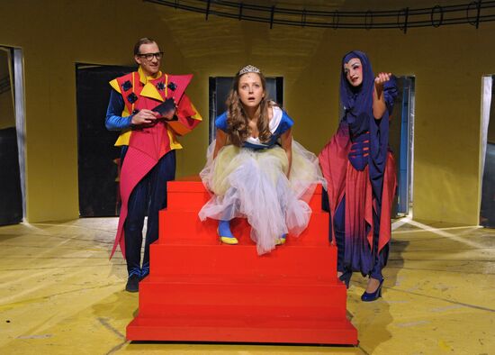 Chekhov Theater rehearses play Snow White and the Seven Dwarfs