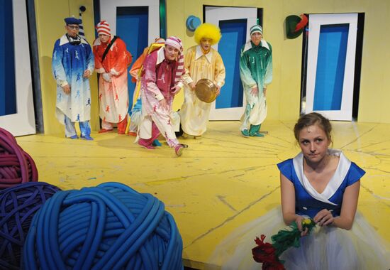 Chekhov Theater rehearses play Snow White and the Seven Dwarfs