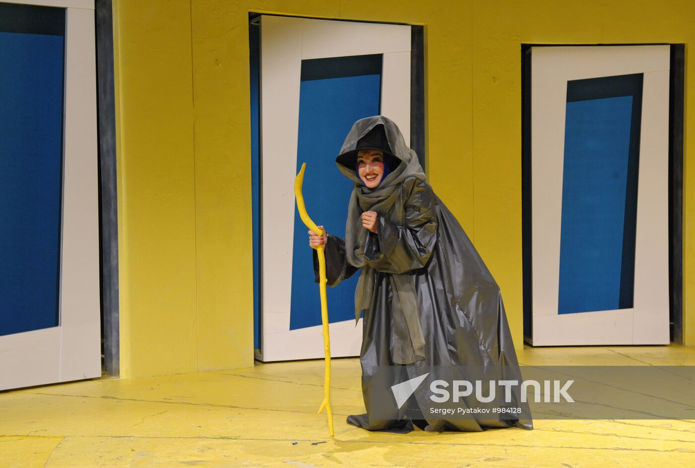 Chekhov Theater rehearses play Snow White and the Seven Dwarfs