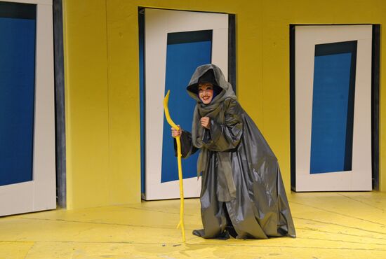 Chekhov Theater rehearses play Snow White and the Seven Dwarfs