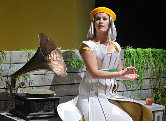 Chekhov Theater rehearses play Snow White and the Seven Dwarfs