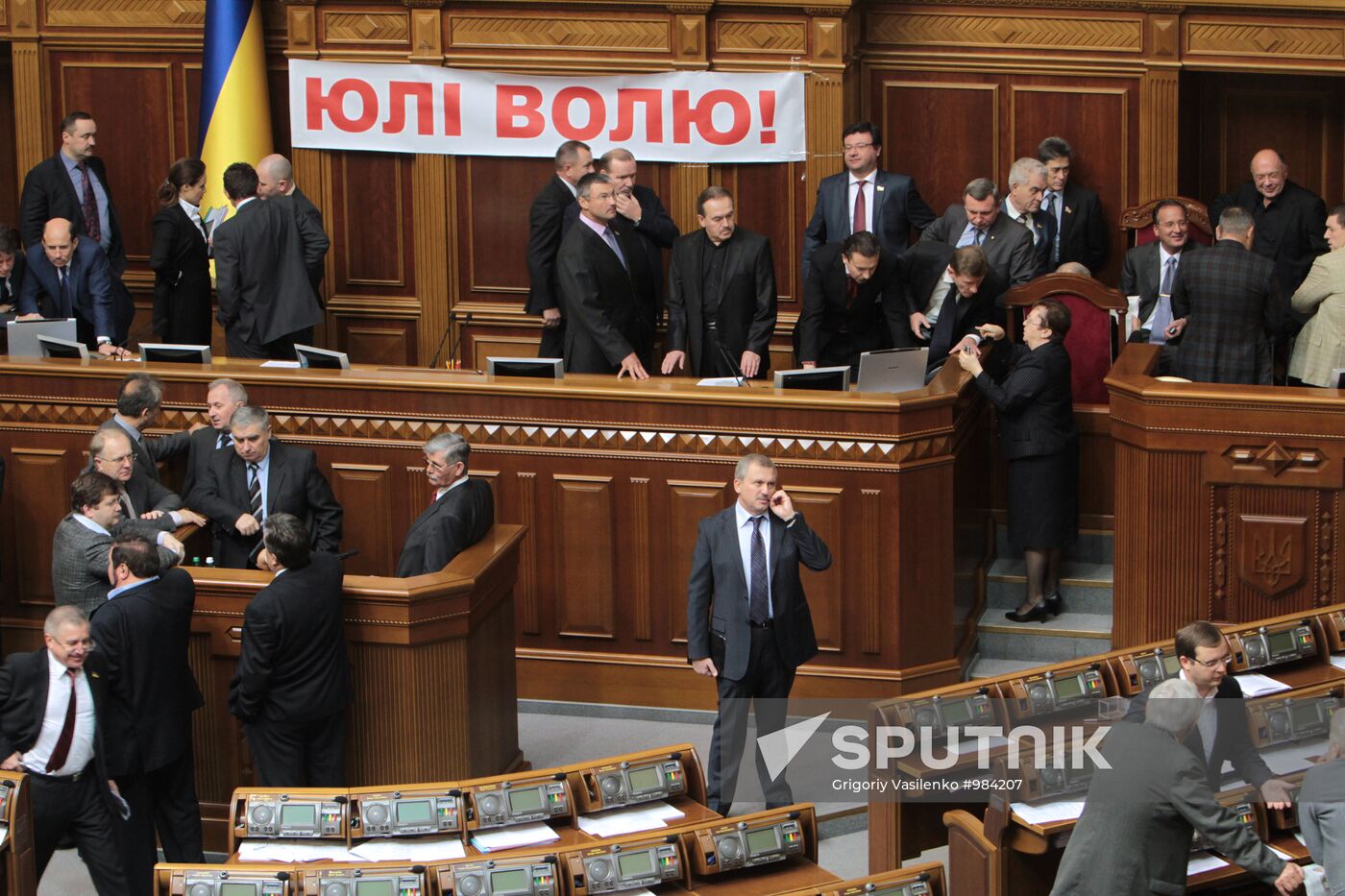 Opposition blocks rostrum and presidium of Verkhovna Rada