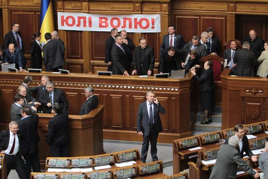 Opposition blocks rostrum and presidium of Verkhovna Rada