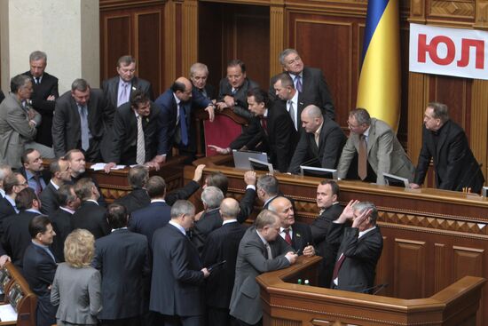 Opposition blocks rostrum and presidium of Verkhovna Rada