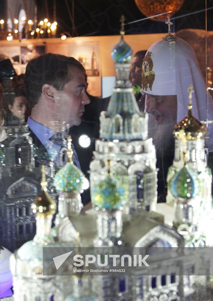 Dmitry Medvedev visits Orthodox Russia exihition and forum
