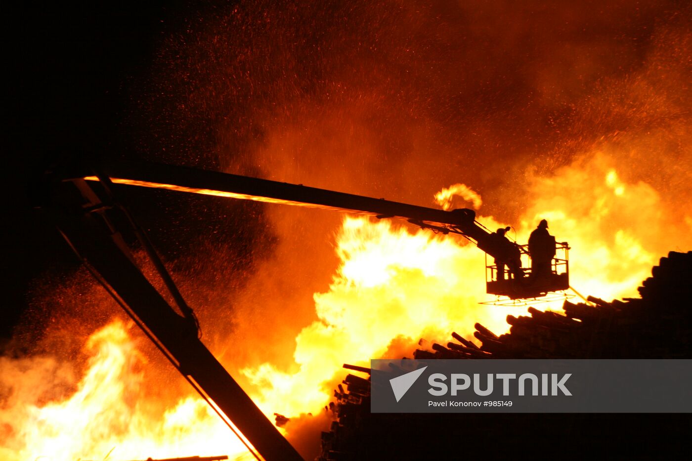 Fire crews battle blaze at Arkhangelsk river port