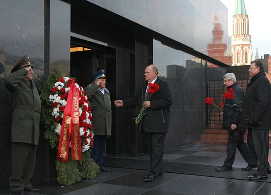 Laying flowers and wreaths to Lenin Mausoleum