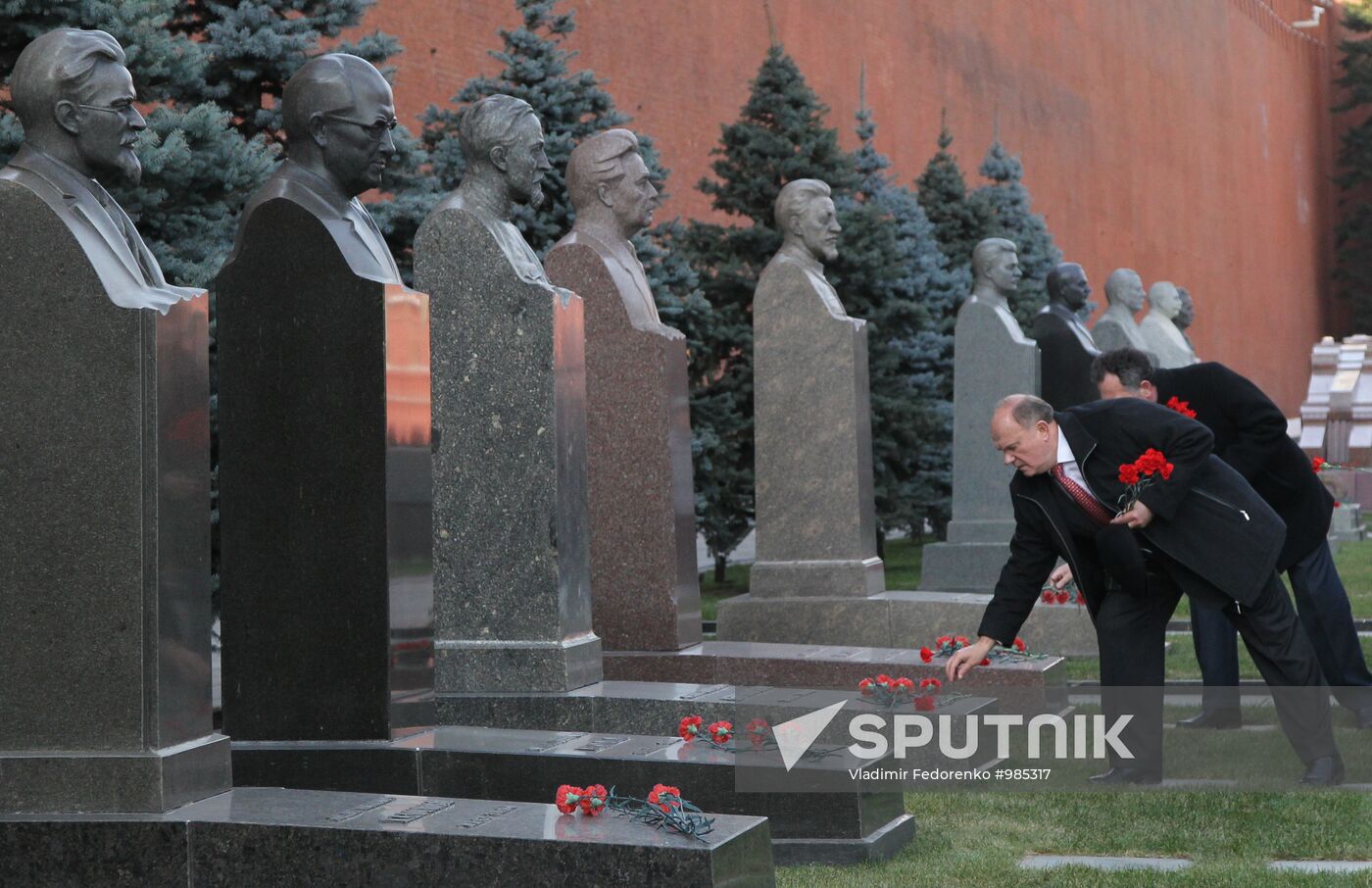 Laying flowers and wreaths to Lenin Mausoleum