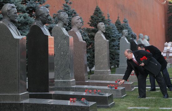 Laying flowers and wreaths to Lenin Mausoleum