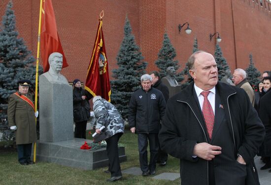 Laying flowers and wreaths to Lenin Mausoleum