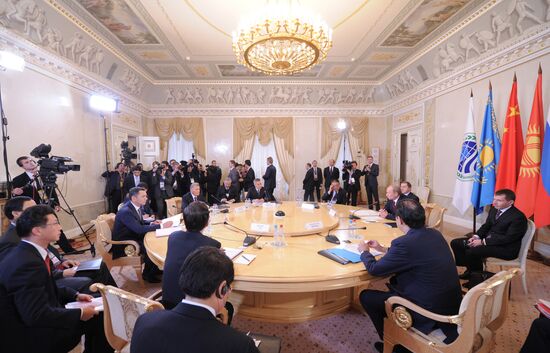 Vladimir Putin on working trip to North Western Federal District