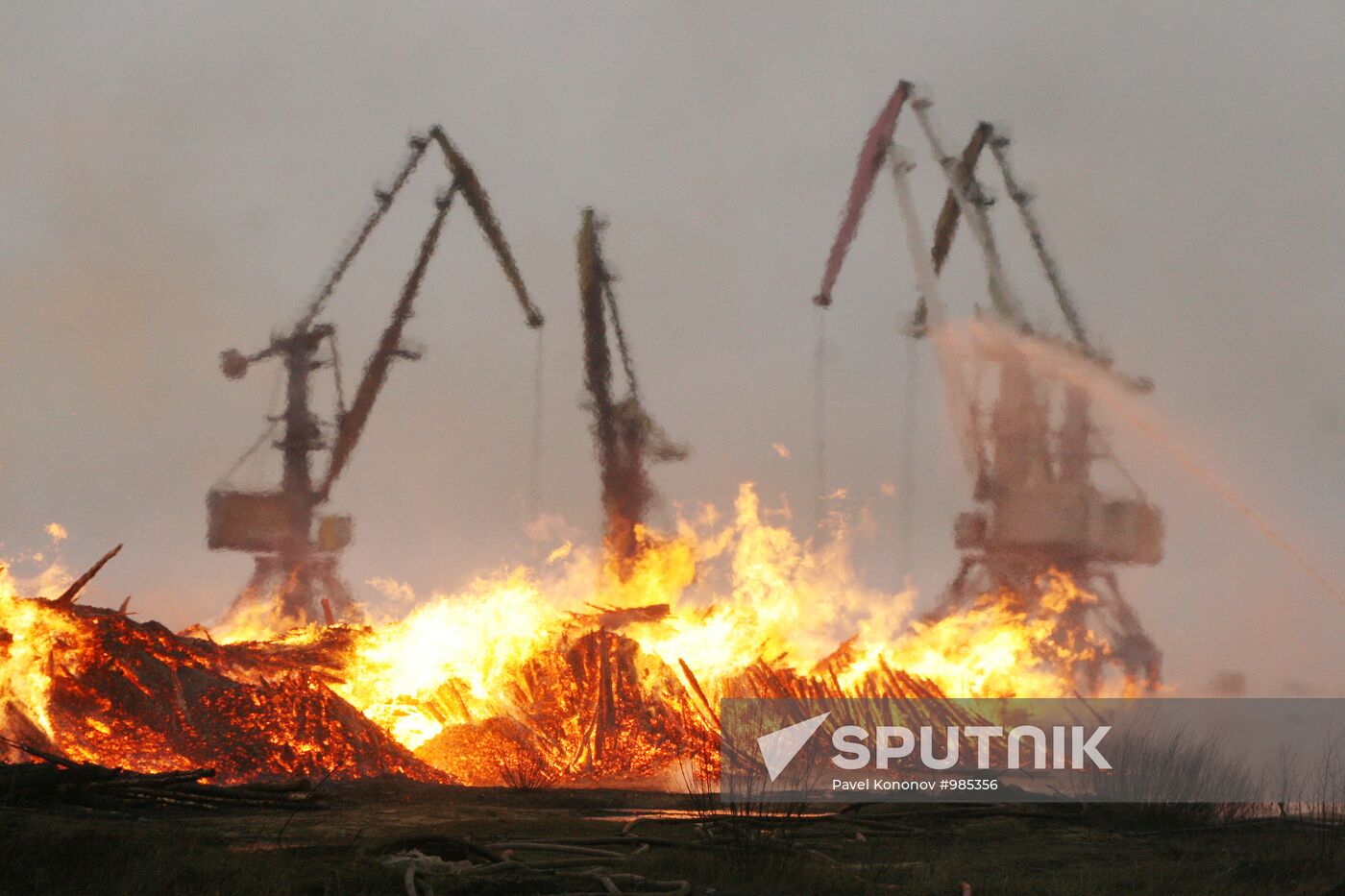 Fire at Arkhangelsk port