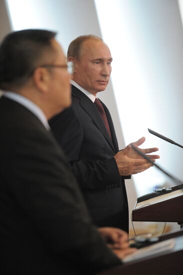 Vladimir Putin on working trip to North Western Federal District