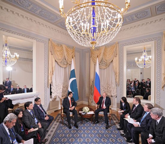 Vladimir Putin on working trip to North Western Federal District