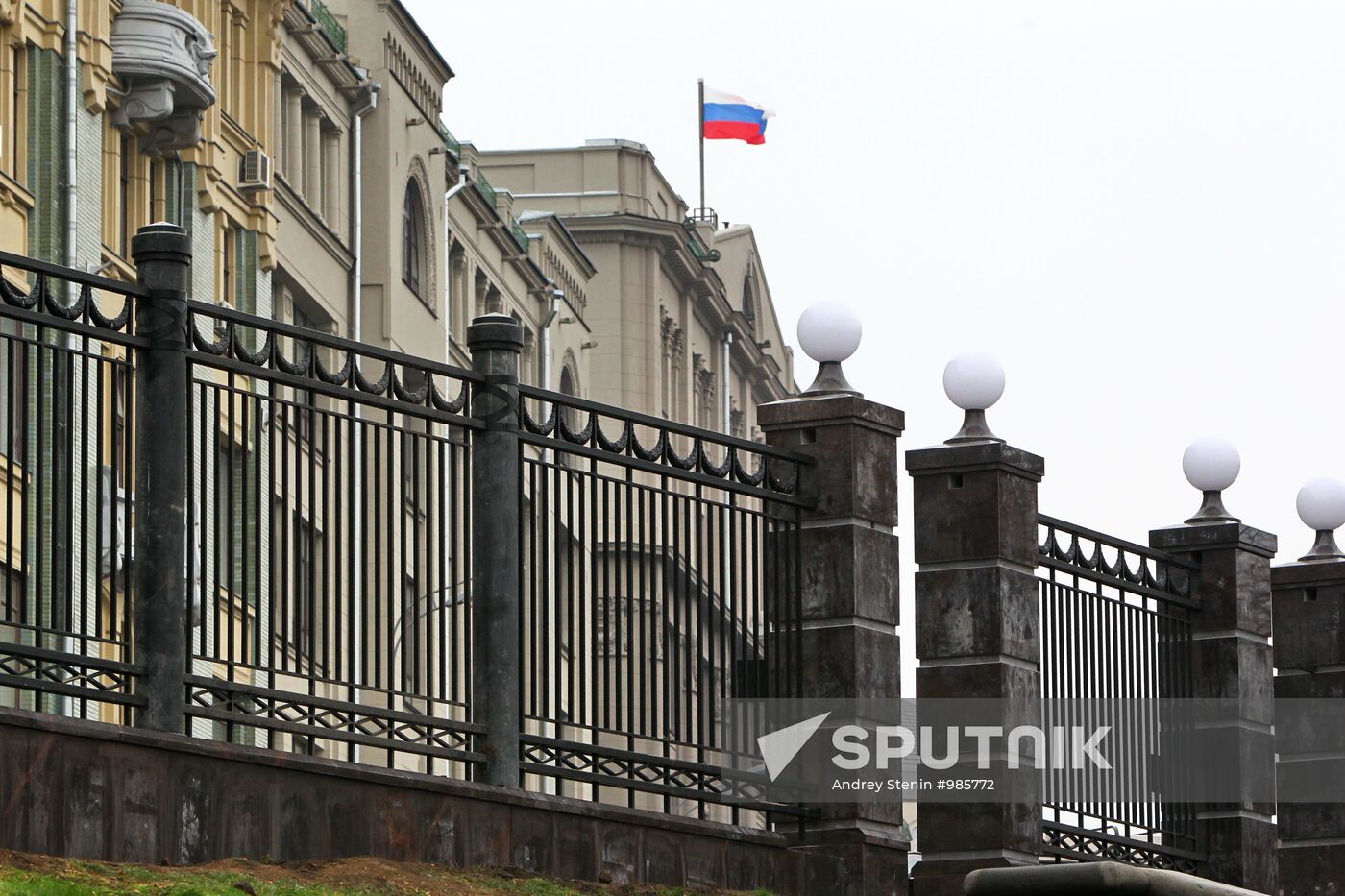 Construction fence dismantled on Staraya Square in Moscow