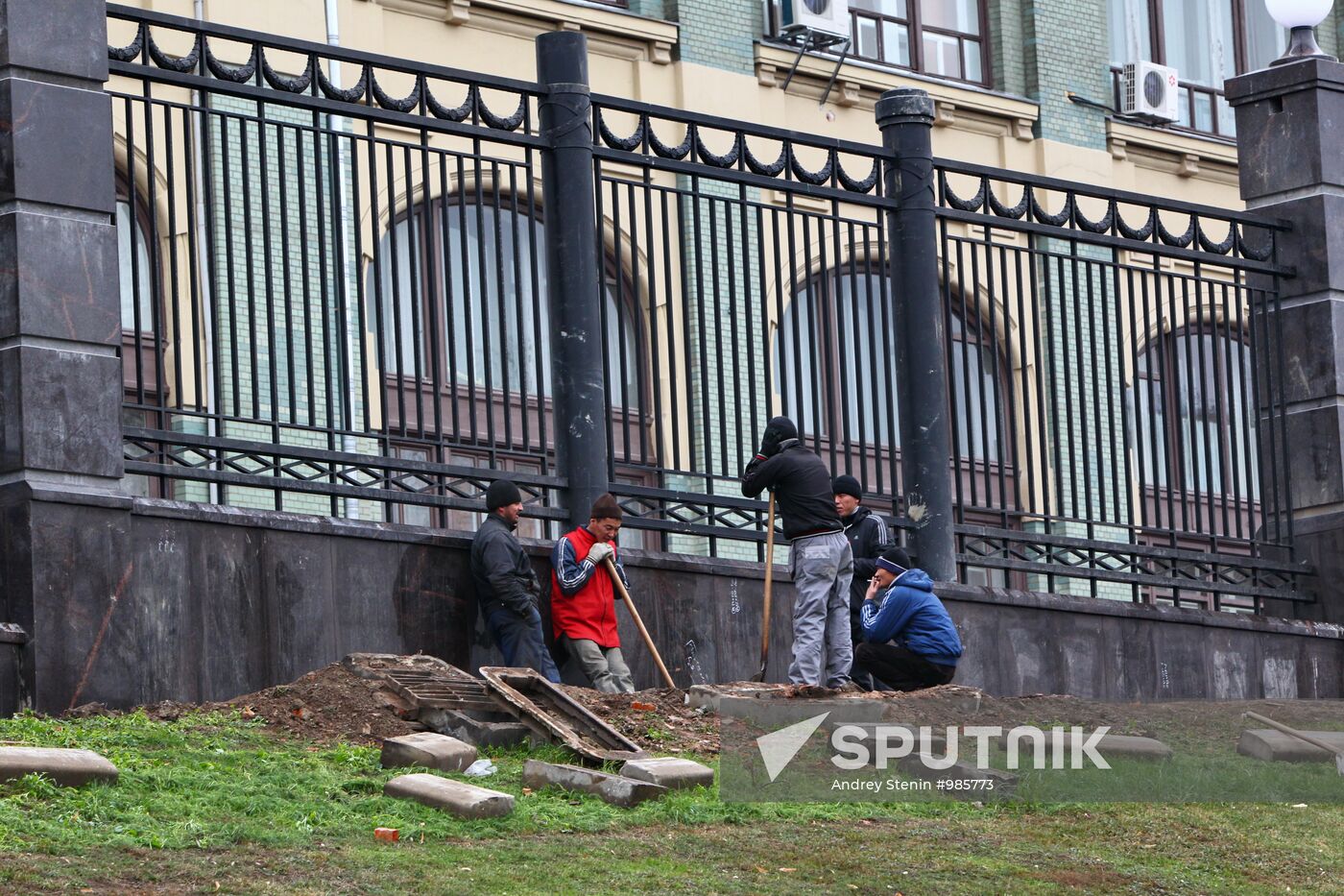 Construction fence dismantled on Staraya Square in Moscow