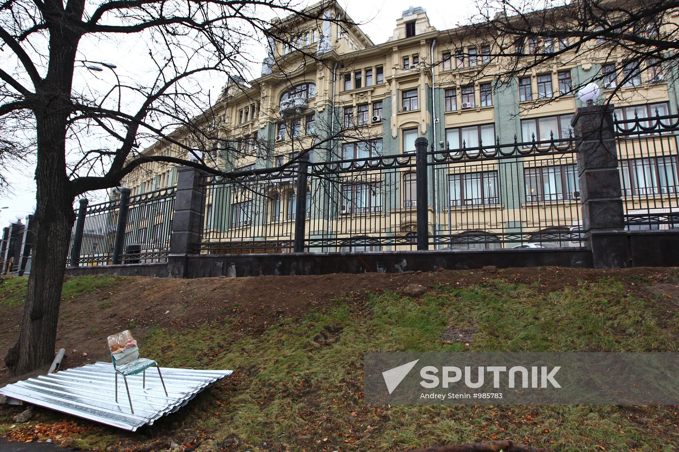 Construction fence dismantled on Staraya Square in Moscow