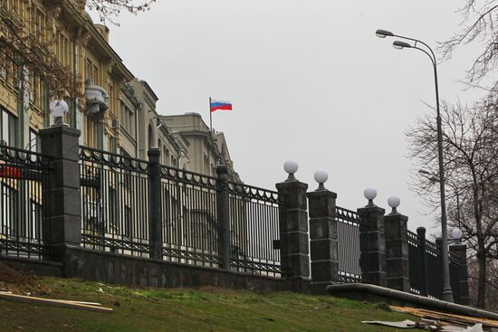 Construction fence dismantled on Staraya Square in Moscow