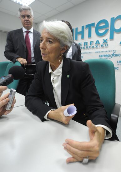 IMF representatives hold news conference in Moscow