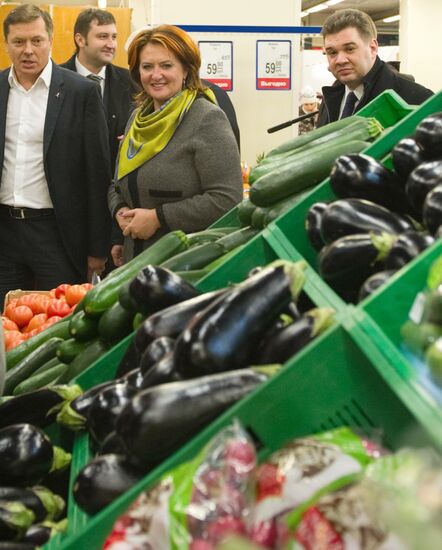 Yelena Skrynnik visits supermarket "Perekryostok"