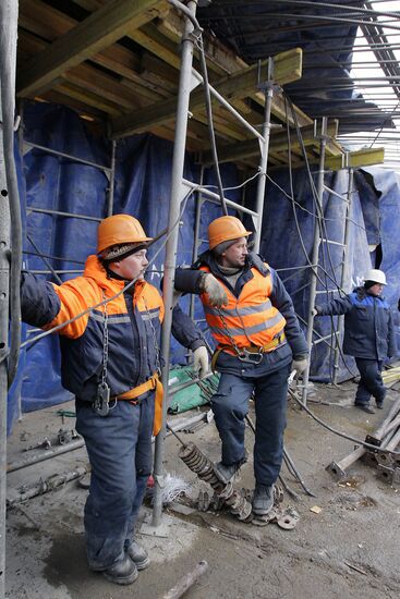 Putting up multi-story building in Moscow City area