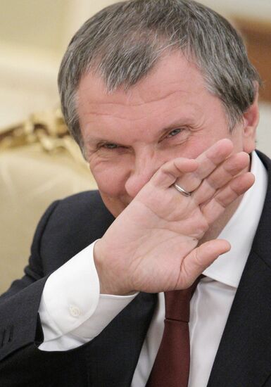 Vladimir Putin conducts Government Presidium meeting