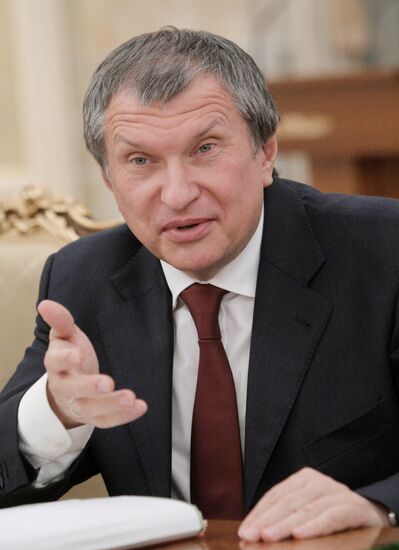 Vladimir Putin conducts Government Presidium meeting