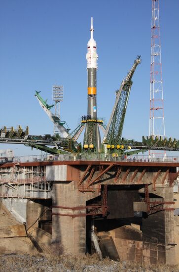 Moving Soyuz-FG with Soyuz TMA-22 spaceship to pad