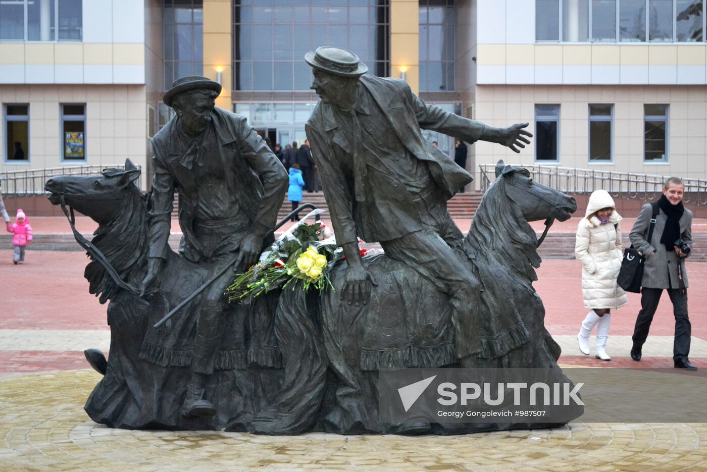 Monument to artists Yury Nikulin and Mikhail Shuidin in Kursk