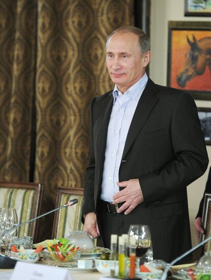 Vladimir Putin meets with Valdai Discussion Club members