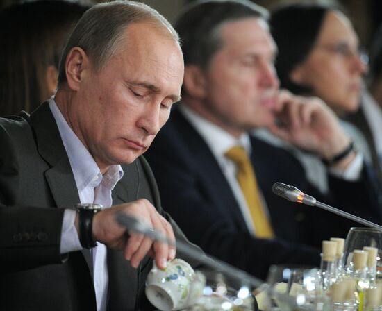 Vladimir Putin meets with Valdai Discussion Club members